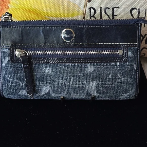 Coach DENIM POPPY Legacy LINED large Wristlet. Fits Iphone RARE - Picture 4 of 15